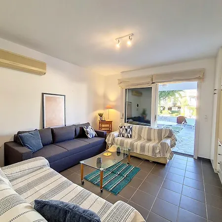 Cosy Garden Flat, Beach, Pool Διαμέρισμα *