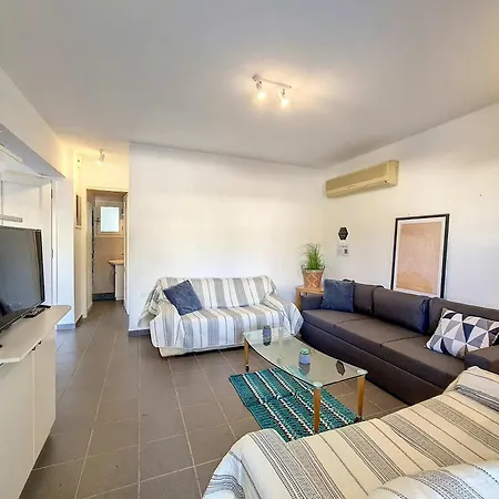 Cosy Garden Flat, Beach, Pool *